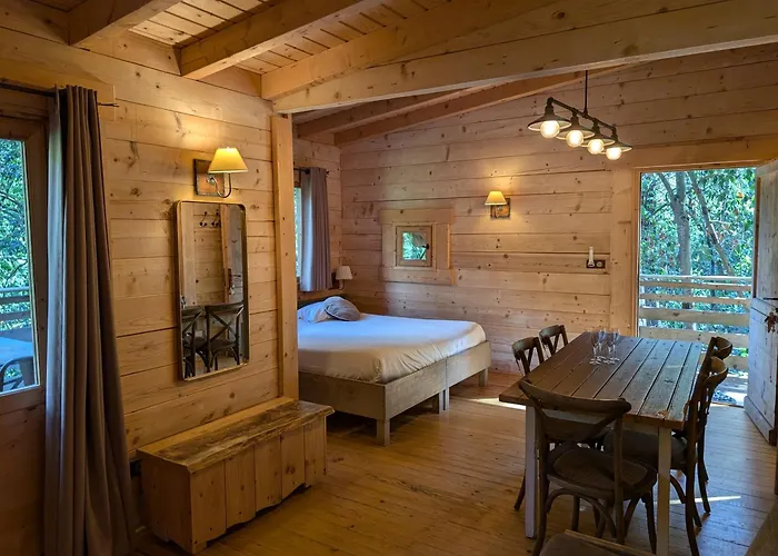 Les Cabanes Dans Les Bois